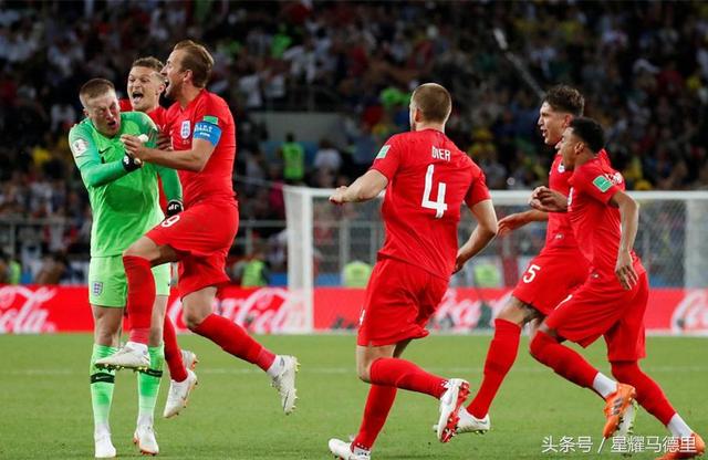  奥格斯堡门将神勇发挥，多次扑救保住平局